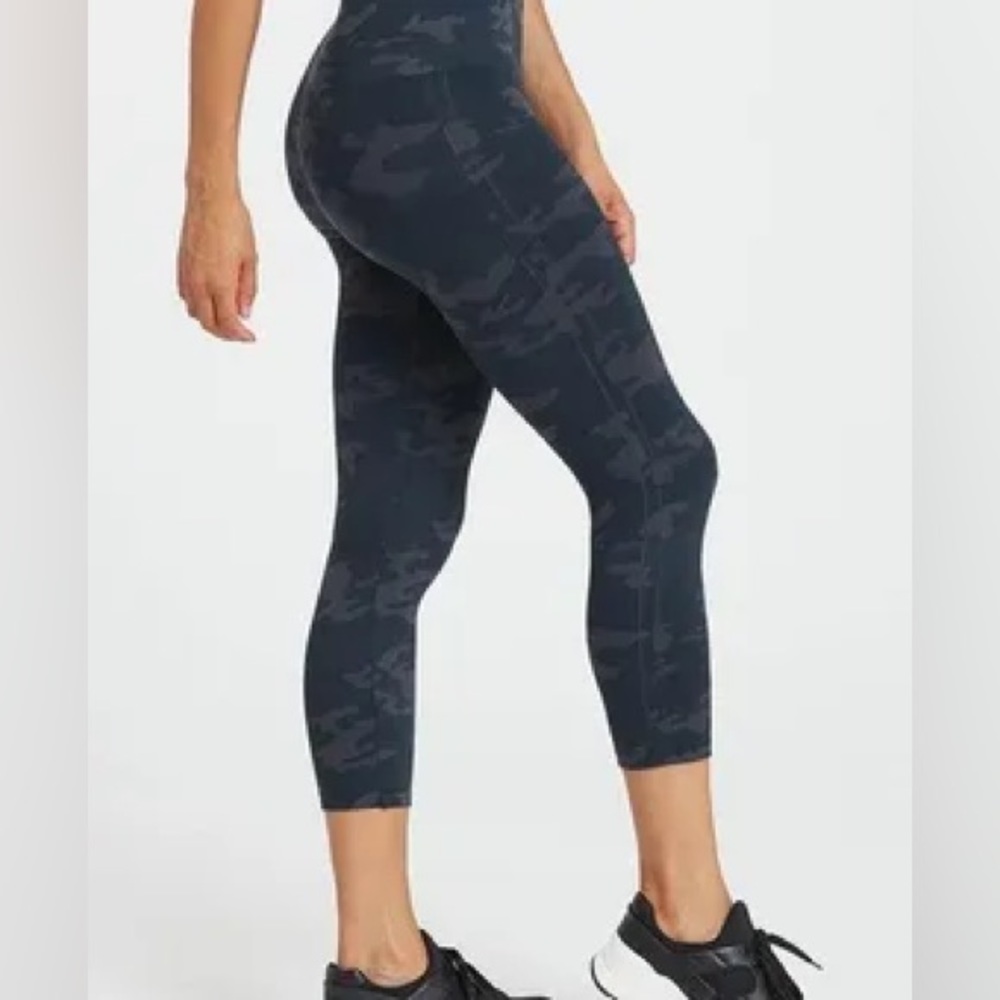 SPANX Look At Me Now Seamless Cropped Leggings Black Camo XS